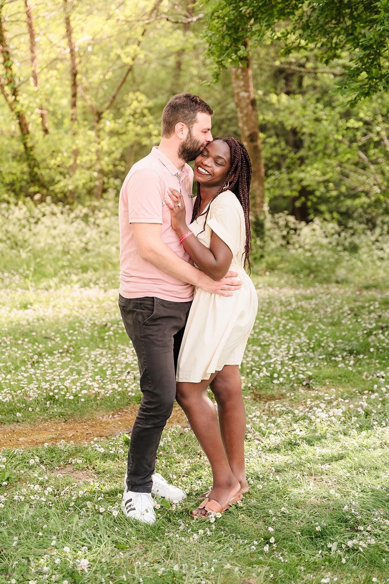 Séance engagement au parc avec Diane et Antoine, capturé par Michael Jamet, photographe engagement à Bordeaux