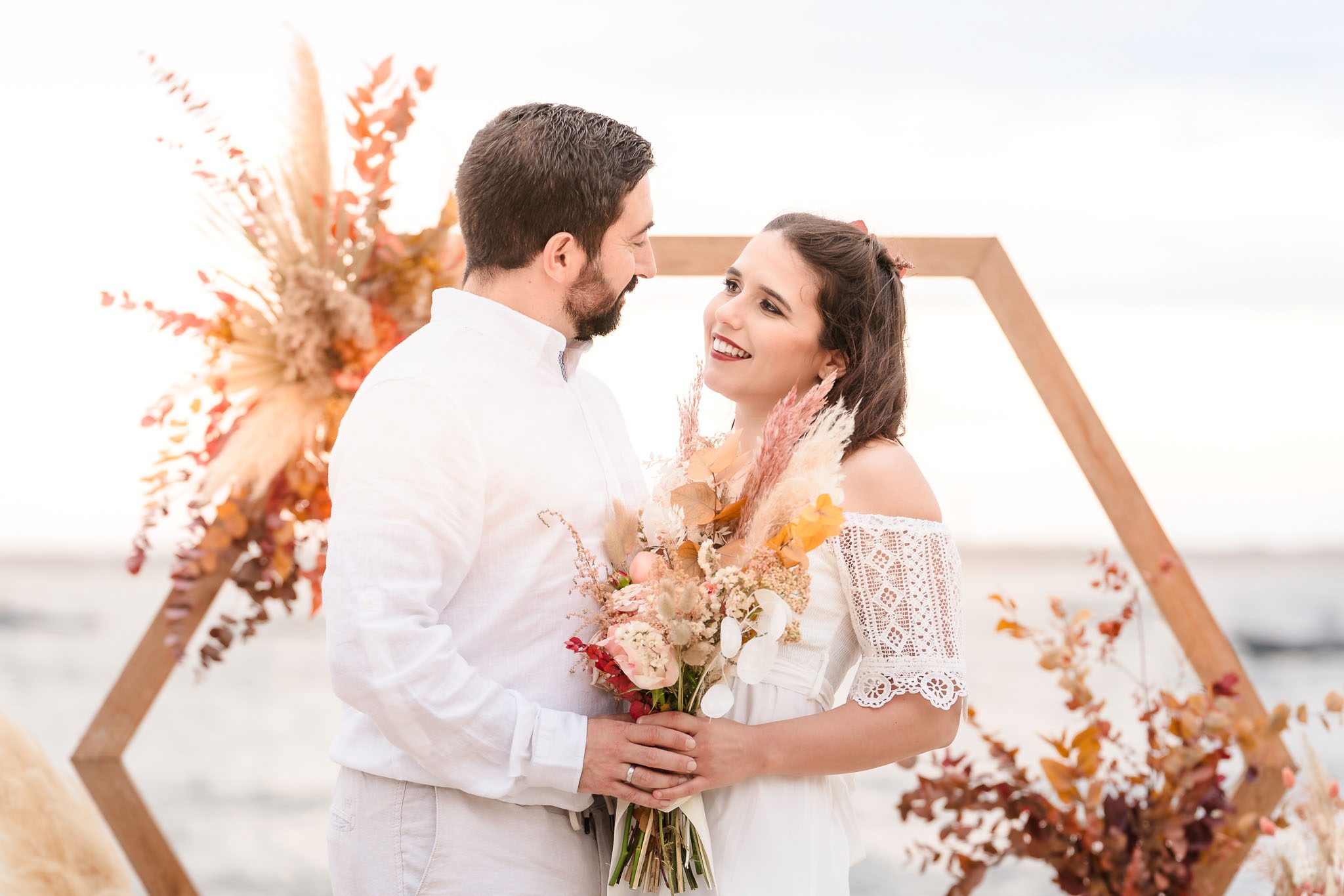 Portrait de couple à la plage, capturé par Michael Jamet, photographe de mariage