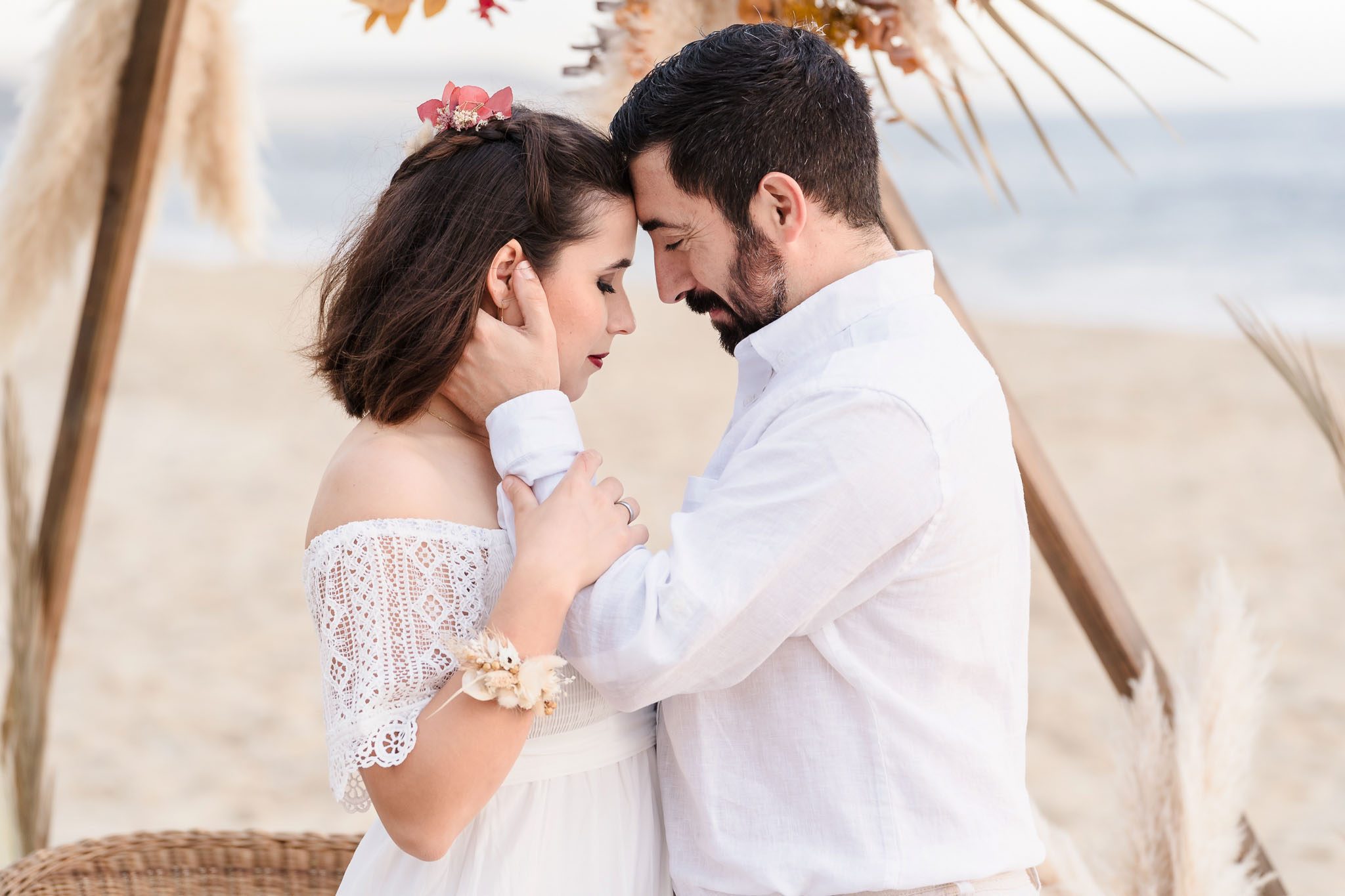 Doriane et Johan à la plage pendant la séance de couple.