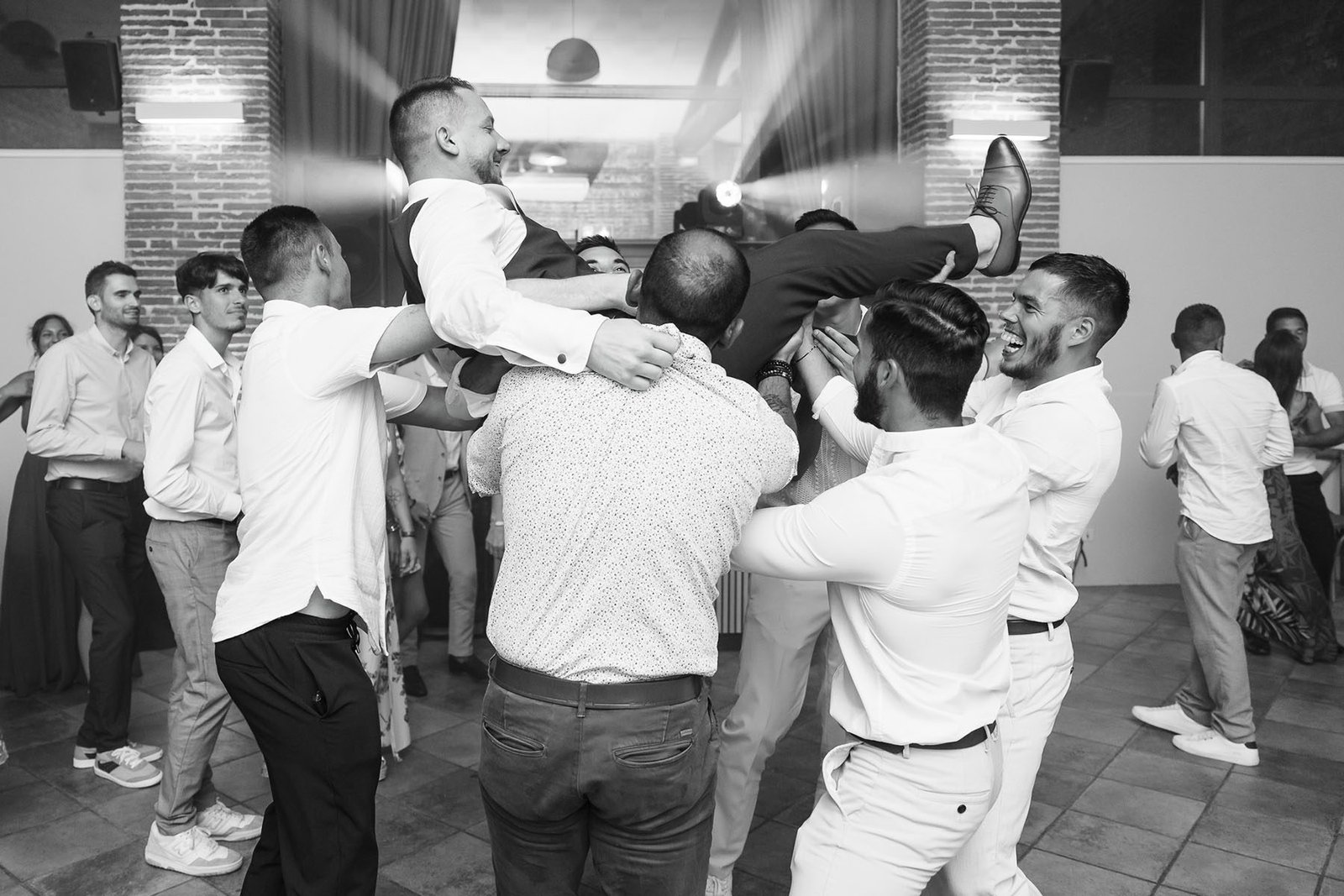 Gaëtan pendant la soirée dansante, capturé par Michael Jamet, photographe de mariage à Libourne