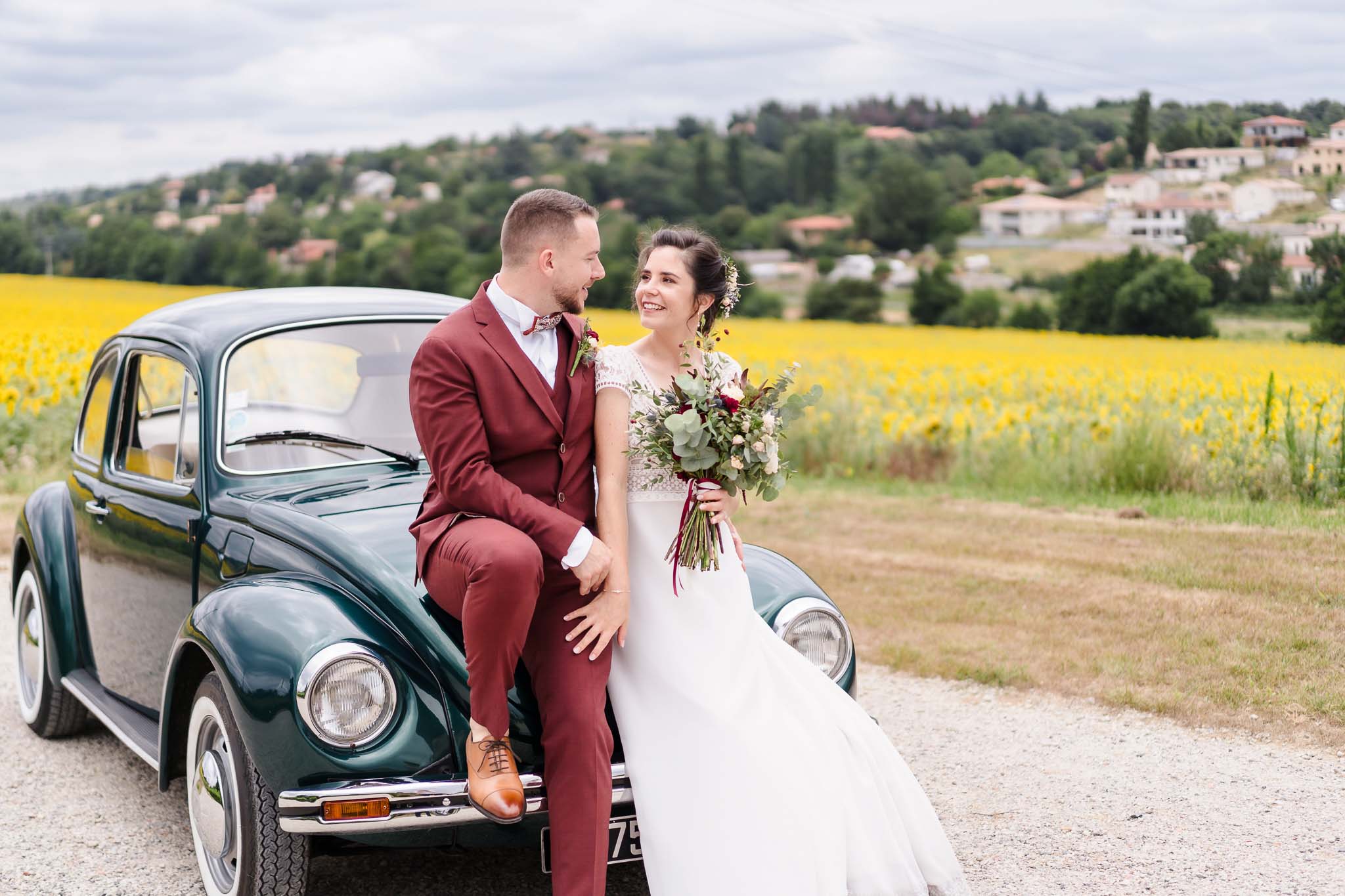 Océane et Gaëtan avec une voiture de collection.