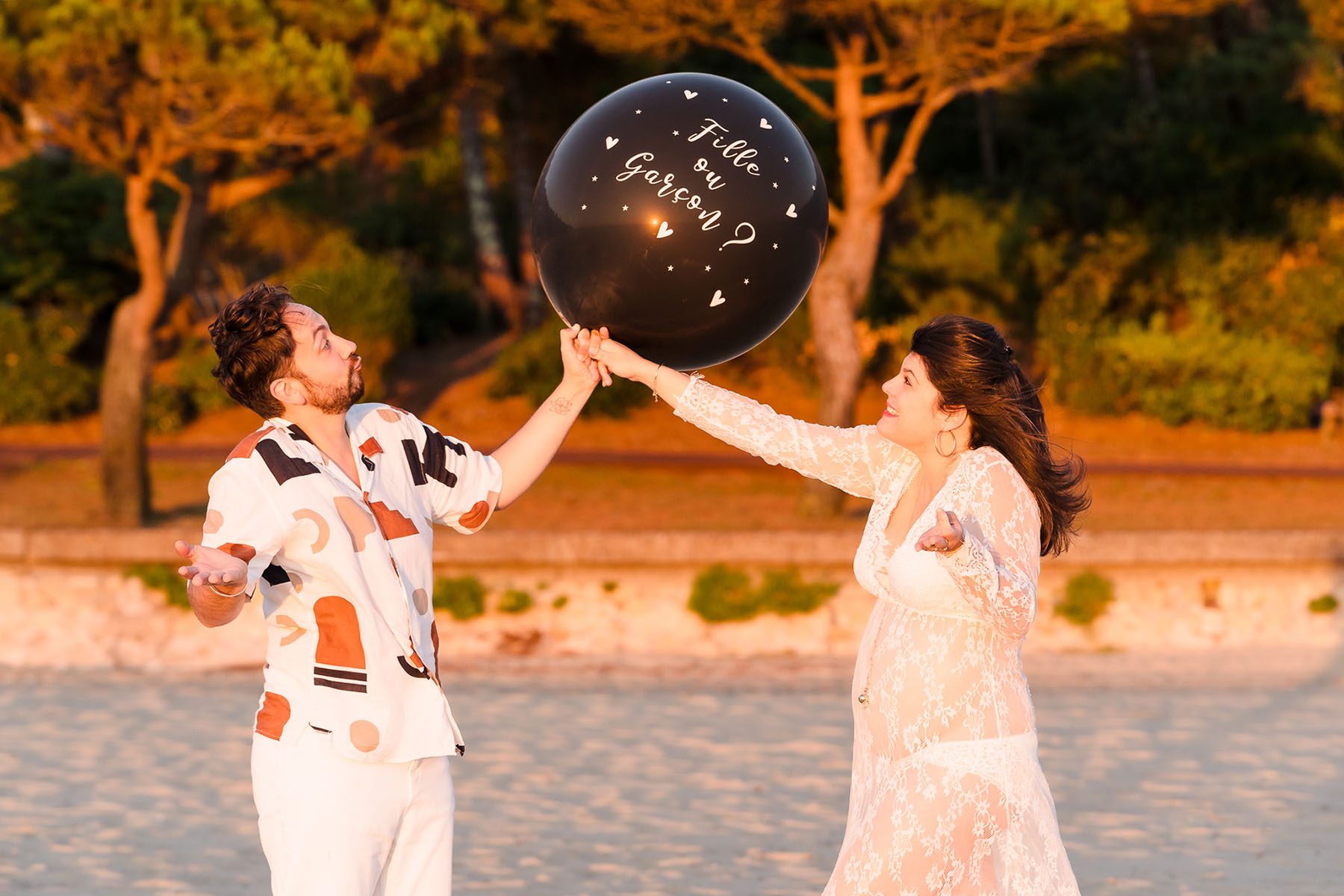 Séverine et Maxime perce le ballon pour révéler si leur bébé est un garçon ou une fille