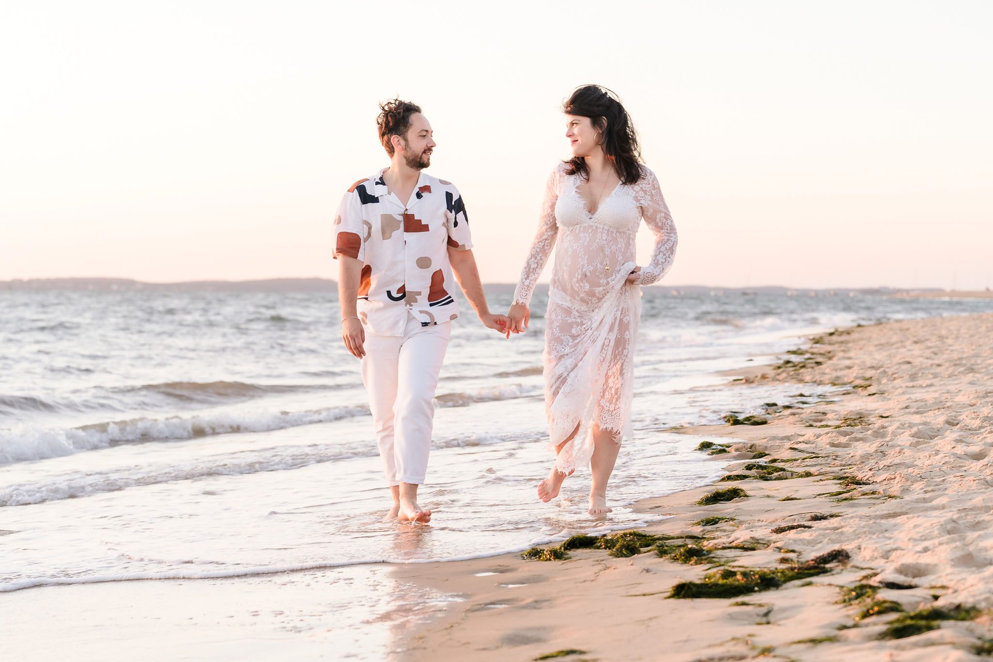 Séverine et Maxime en promenade sur la plage au bord de l'eau