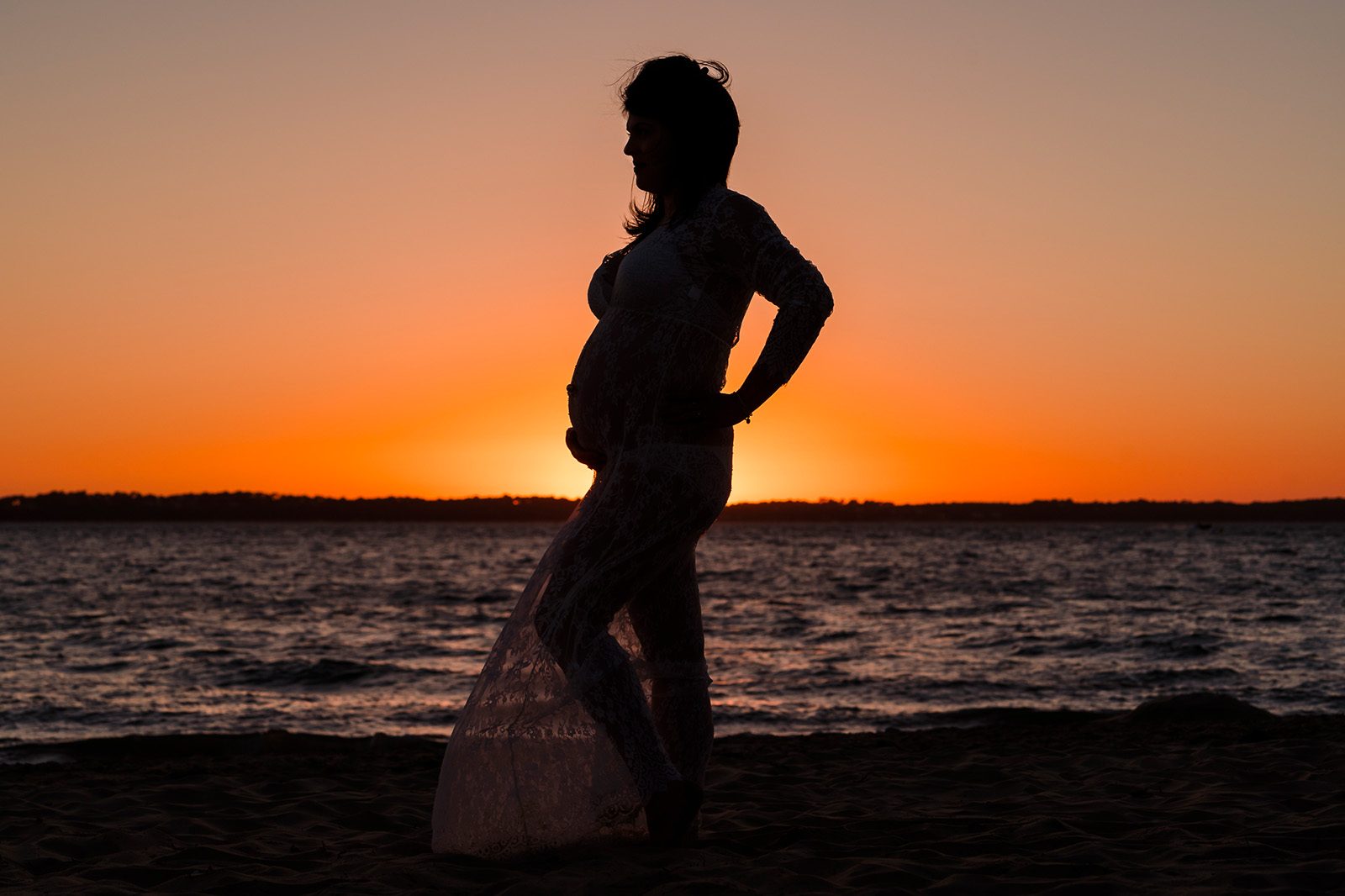 Portrait de Séverine au coucher du soleil, capturé par Michael Jamet, photographe grossesse