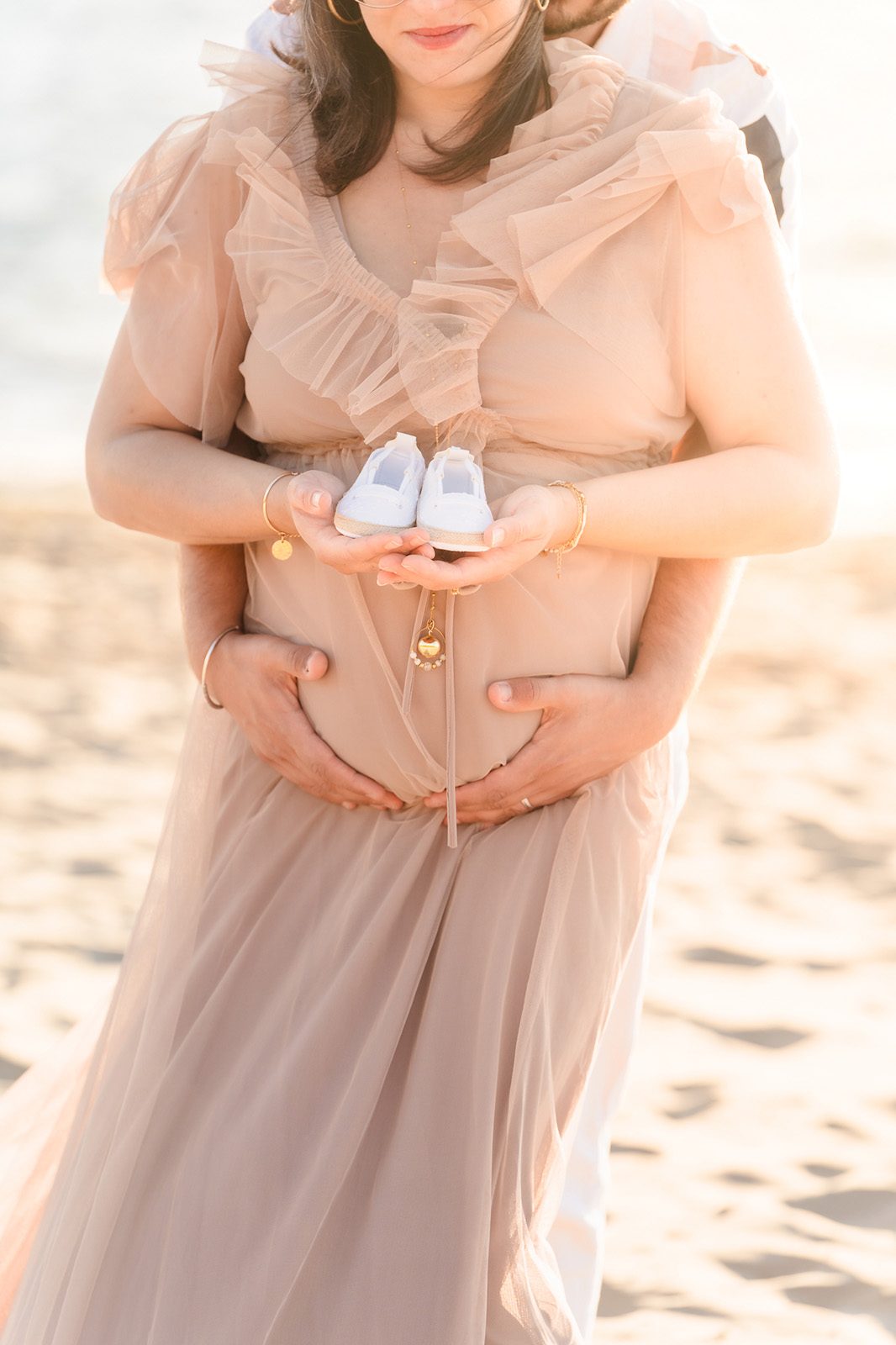 Séverine et Maxime avec les chaussures de leur futur bébé, capturés par Michael Jamet, photographe grossesse à Bordeaux