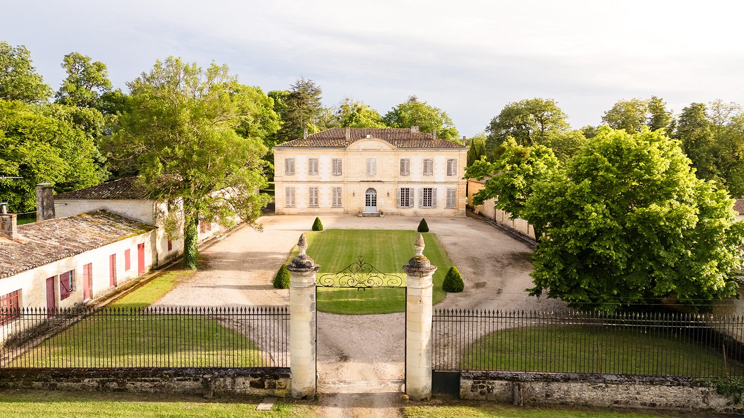 Photographie aérienne par drone du Château Goudichaud en Gironde