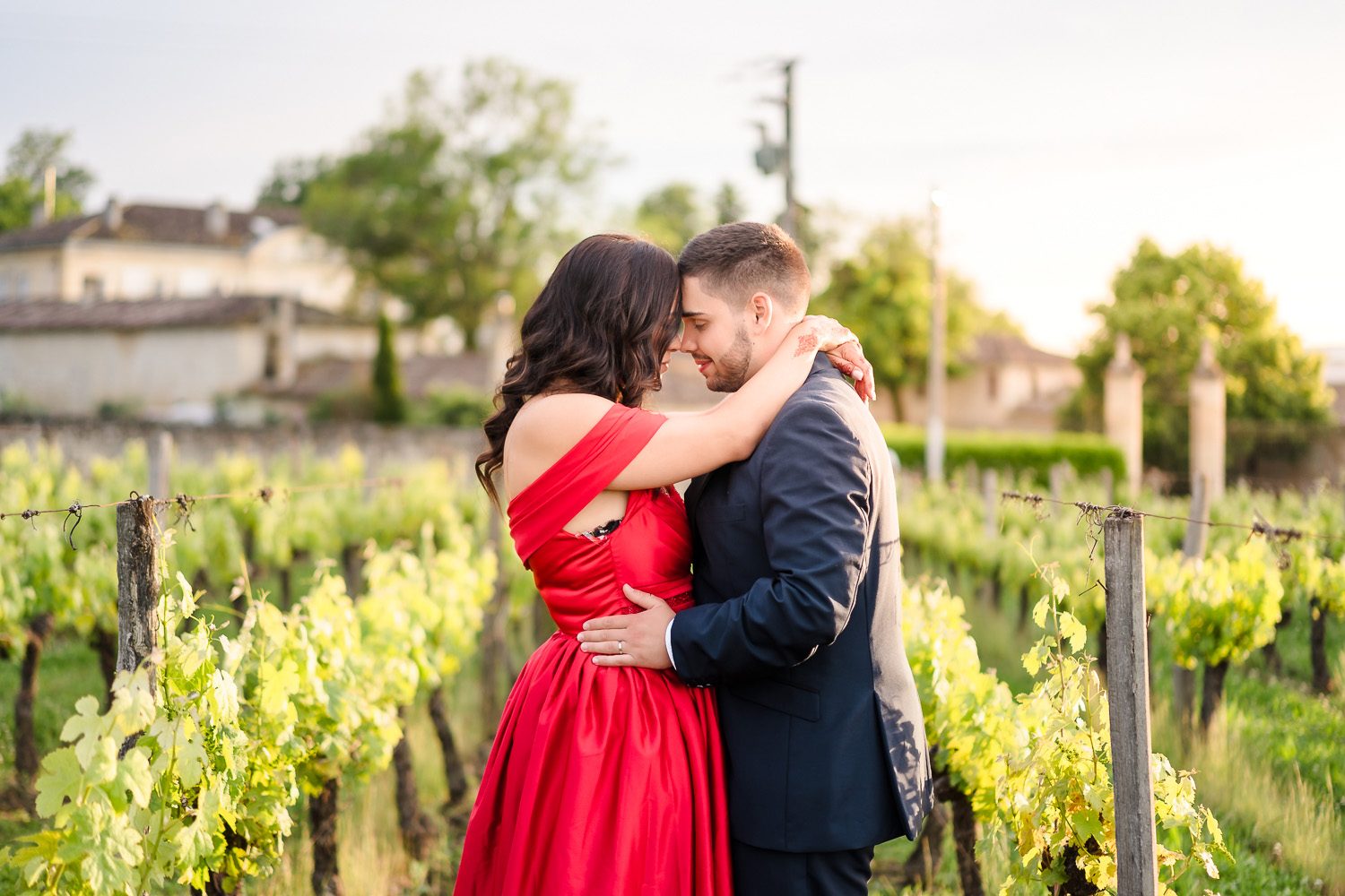 Moment intimiste entre Safia et Antoine dans les vignes