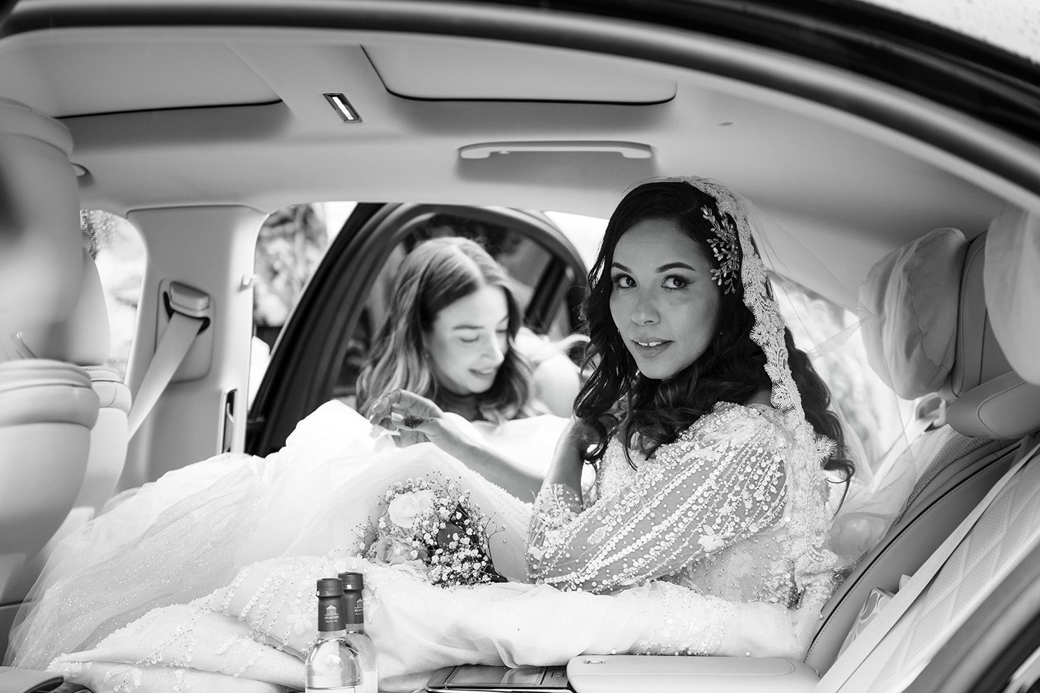 Photographie de Safia dans la voiture des mariés.