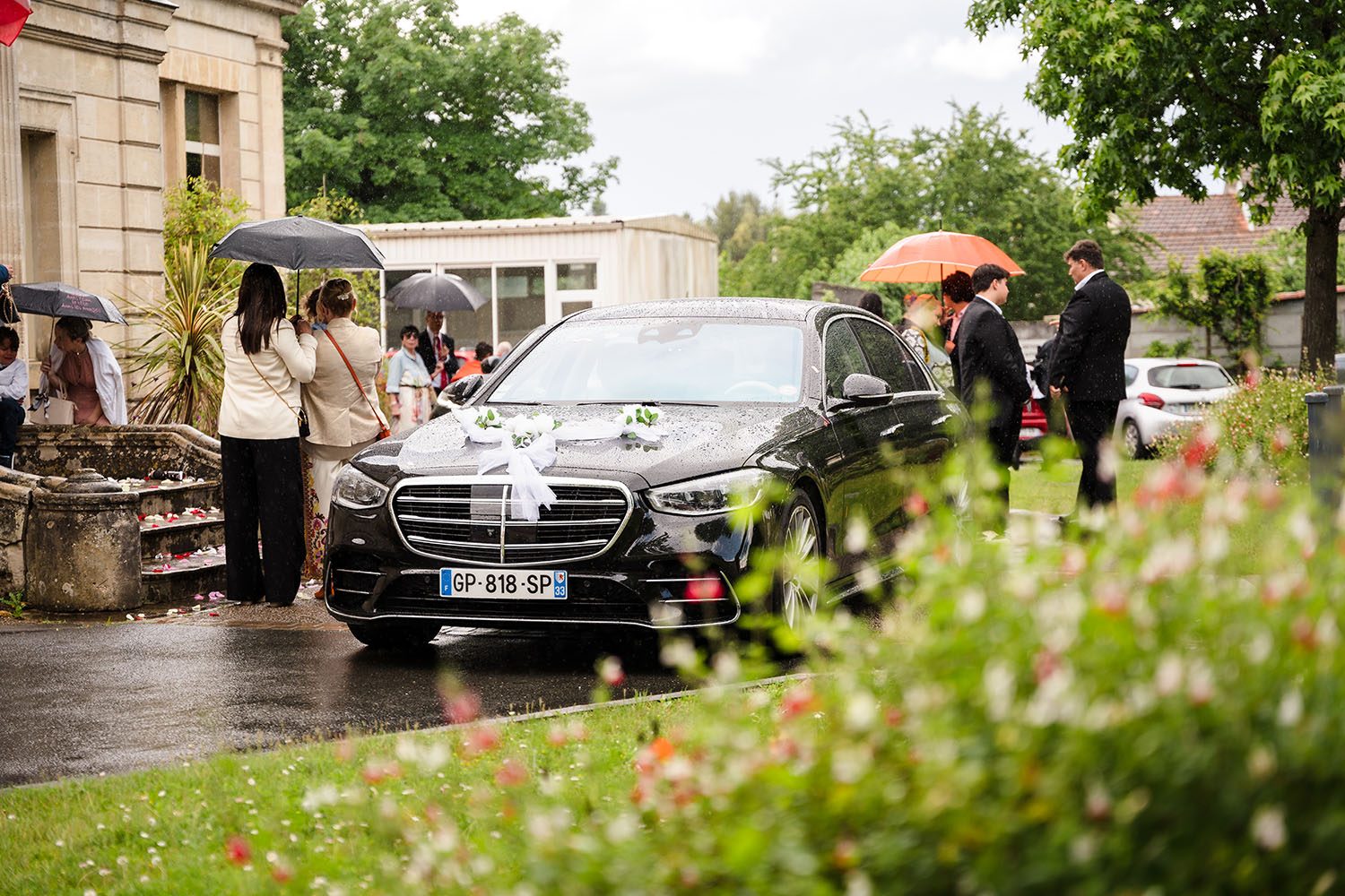 Photographie de la voiture des mariés qui attend au pied de la mairie d'Ambarès-et-Lagrave.