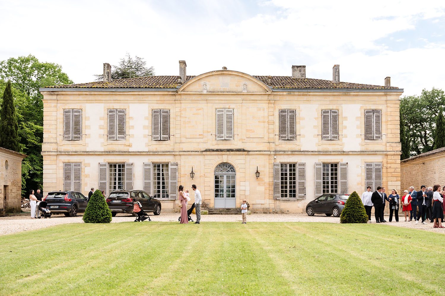 Photographie des invités dans la cour du Château Goudichaud