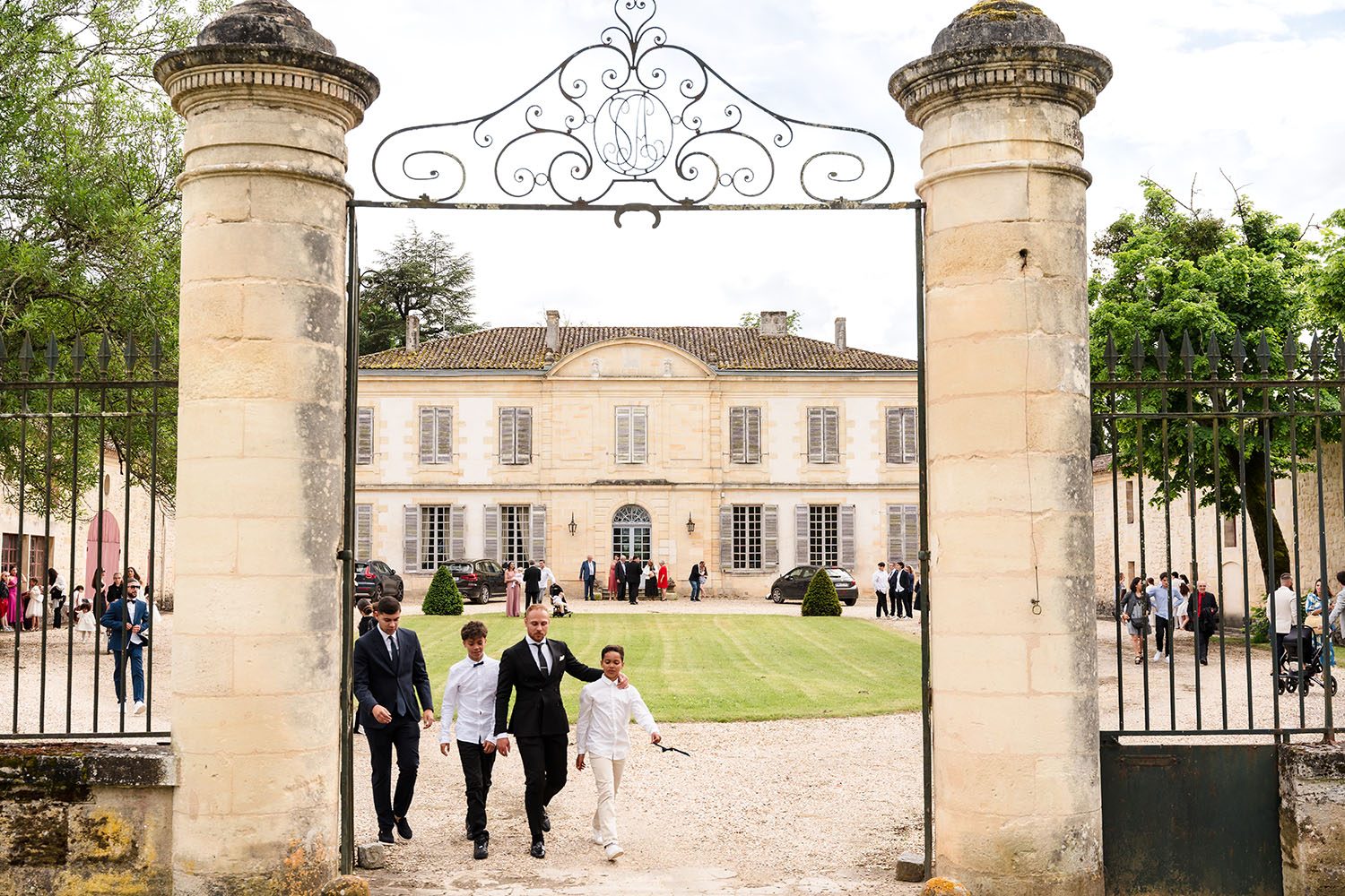 Photographie des convives qui se rendent à la salle de réception du Château Goudichaud