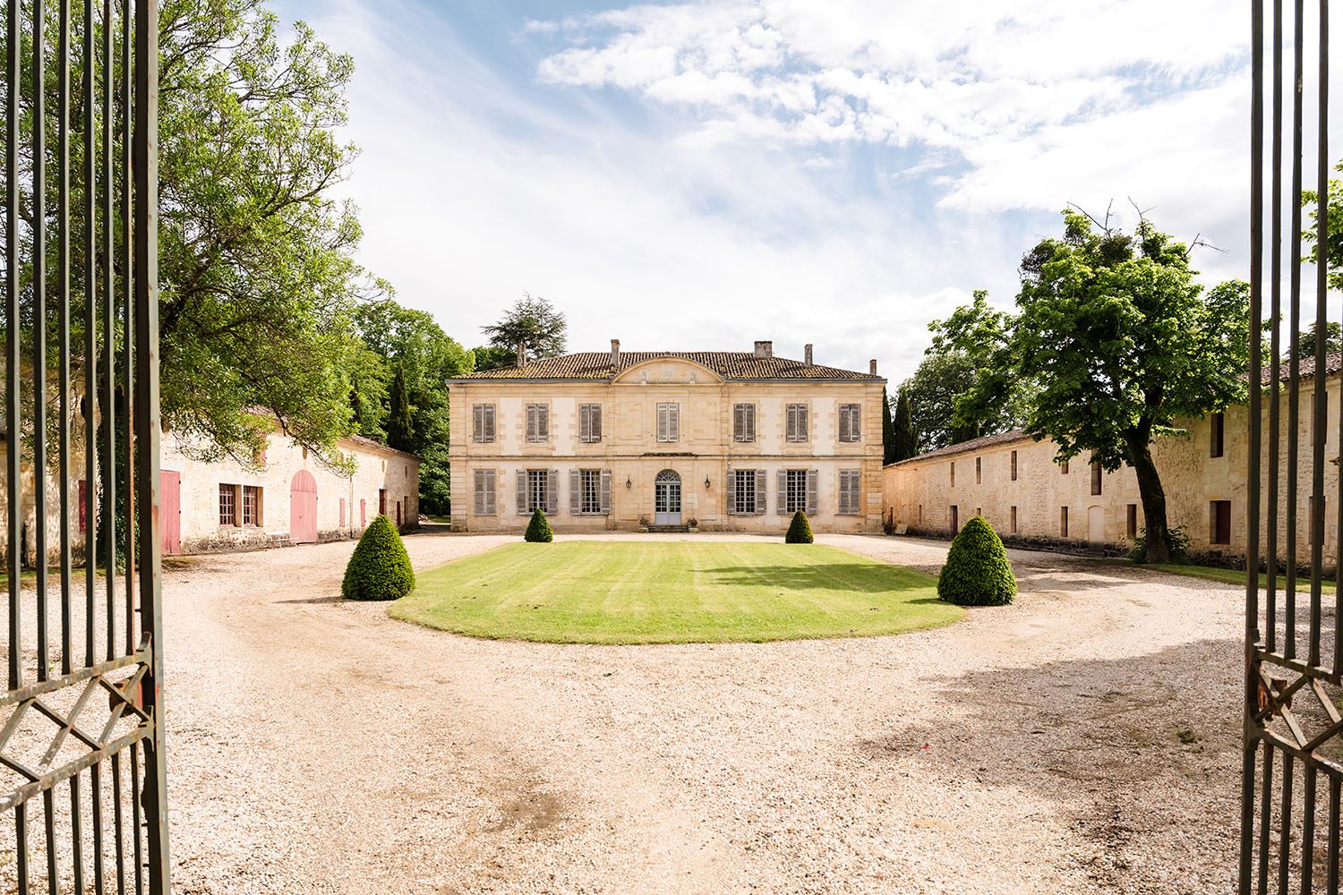 Photographie de la cour du Château Goudichaud