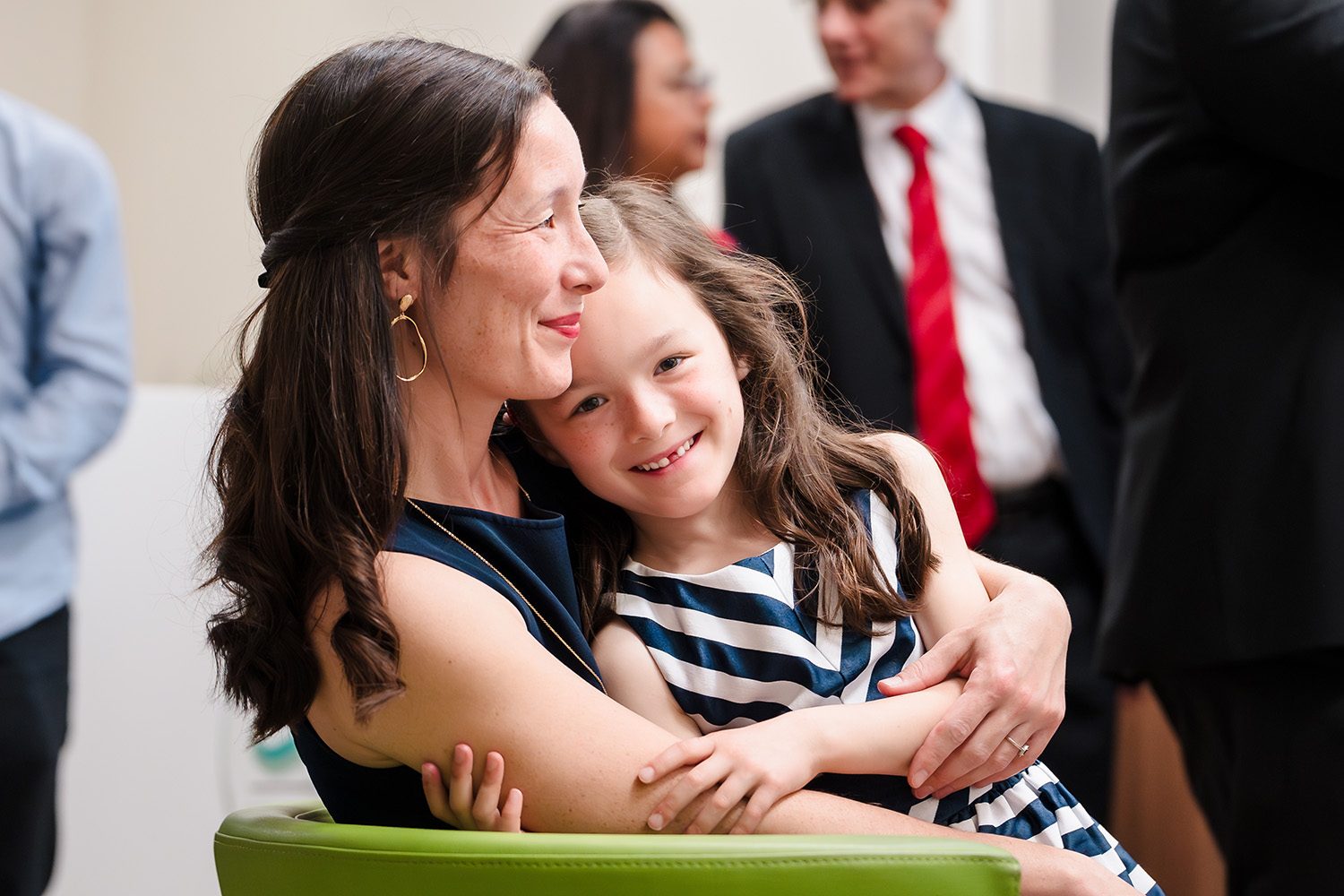 Photographie d'une mère et de sa fille qui attendent les mariés à la mairie