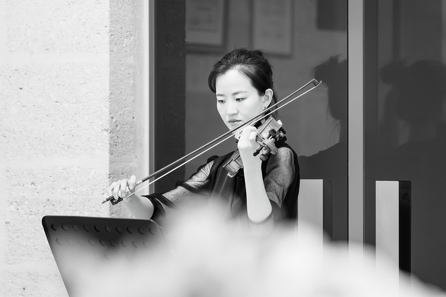 Photographie d'une violoniste qui joue un morceau pour l'arrivée de Safia et Antoine à la mairie