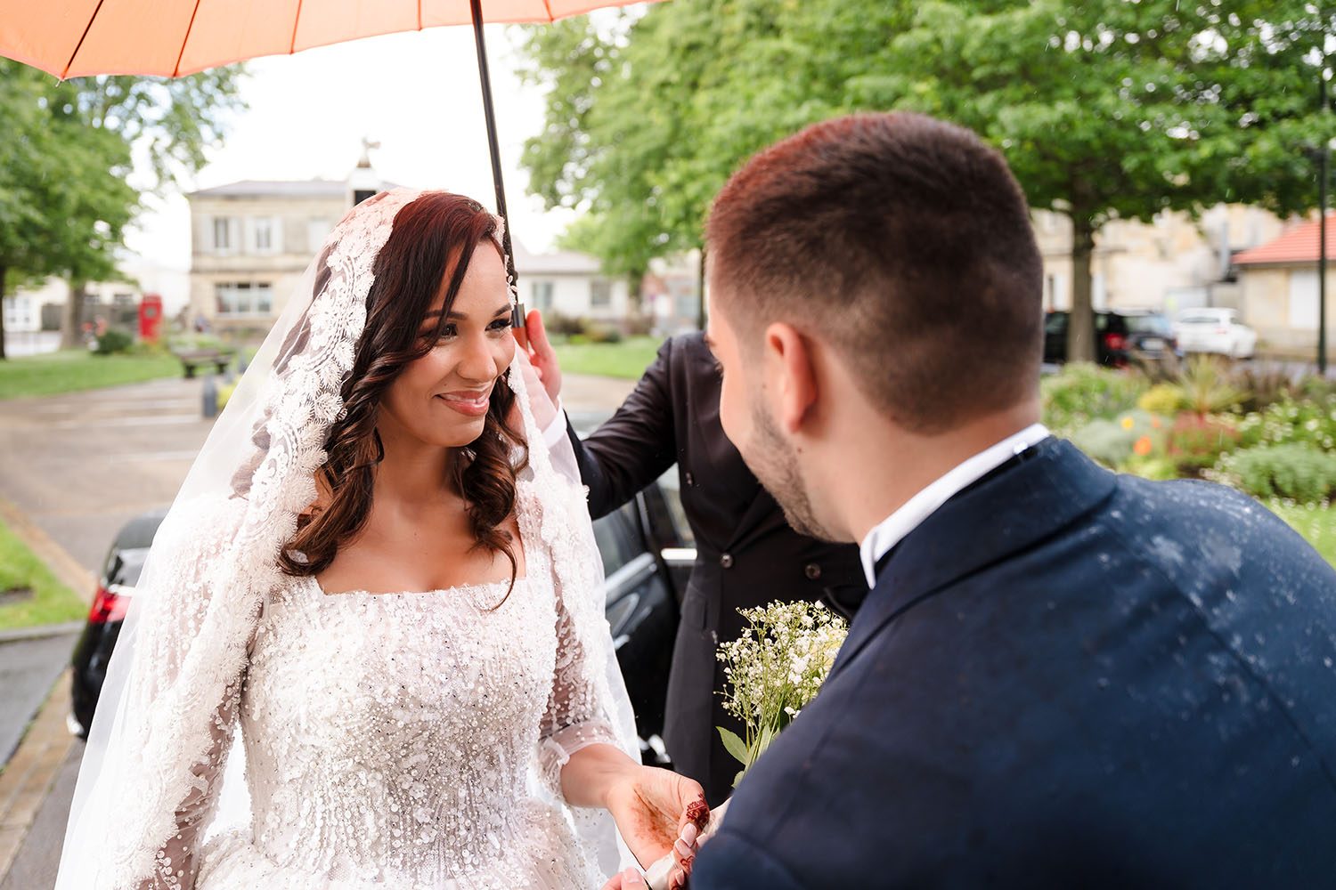 Photographie de Safia et Antoine qui se retrouvent à l'entrée de la mairie d'Ambarès-et-Lagrave