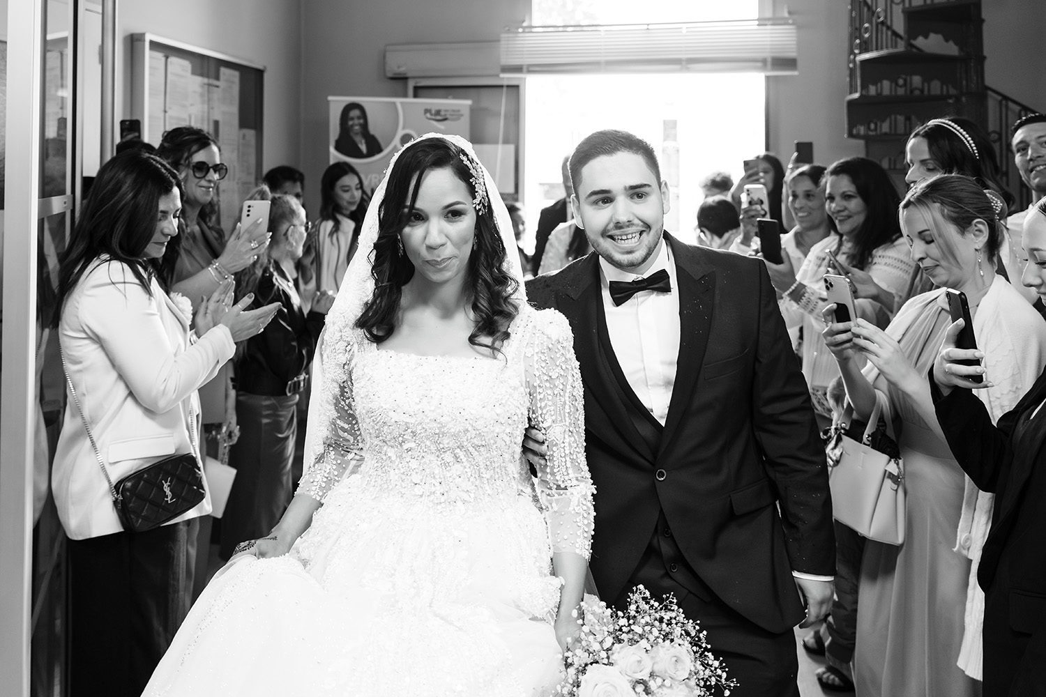 Photographie de Safia et Antoine qui entrent dans la mairie d'Ambarès-et-Lagrave