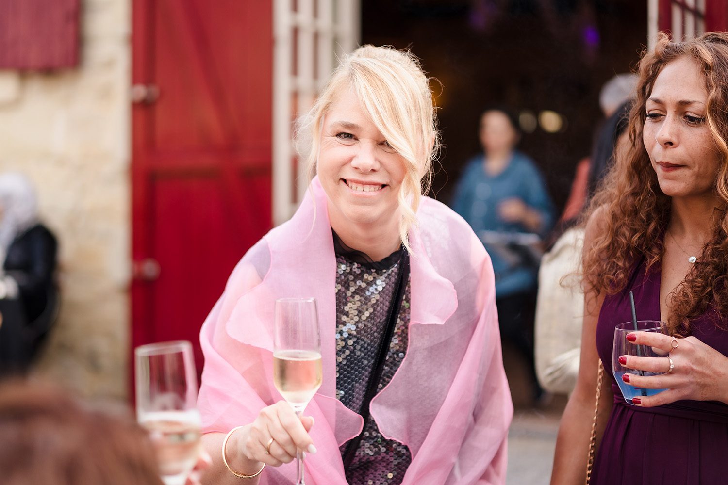 Photographie de la mère du marié qui trinque pendant le vin d'honneur