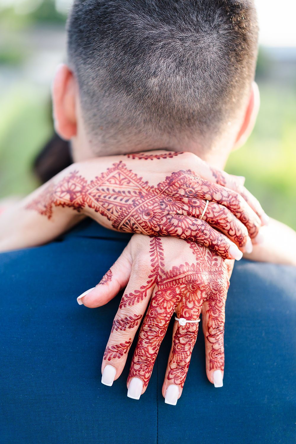 Photographie de l'alliance de mariage au doigt de Safia