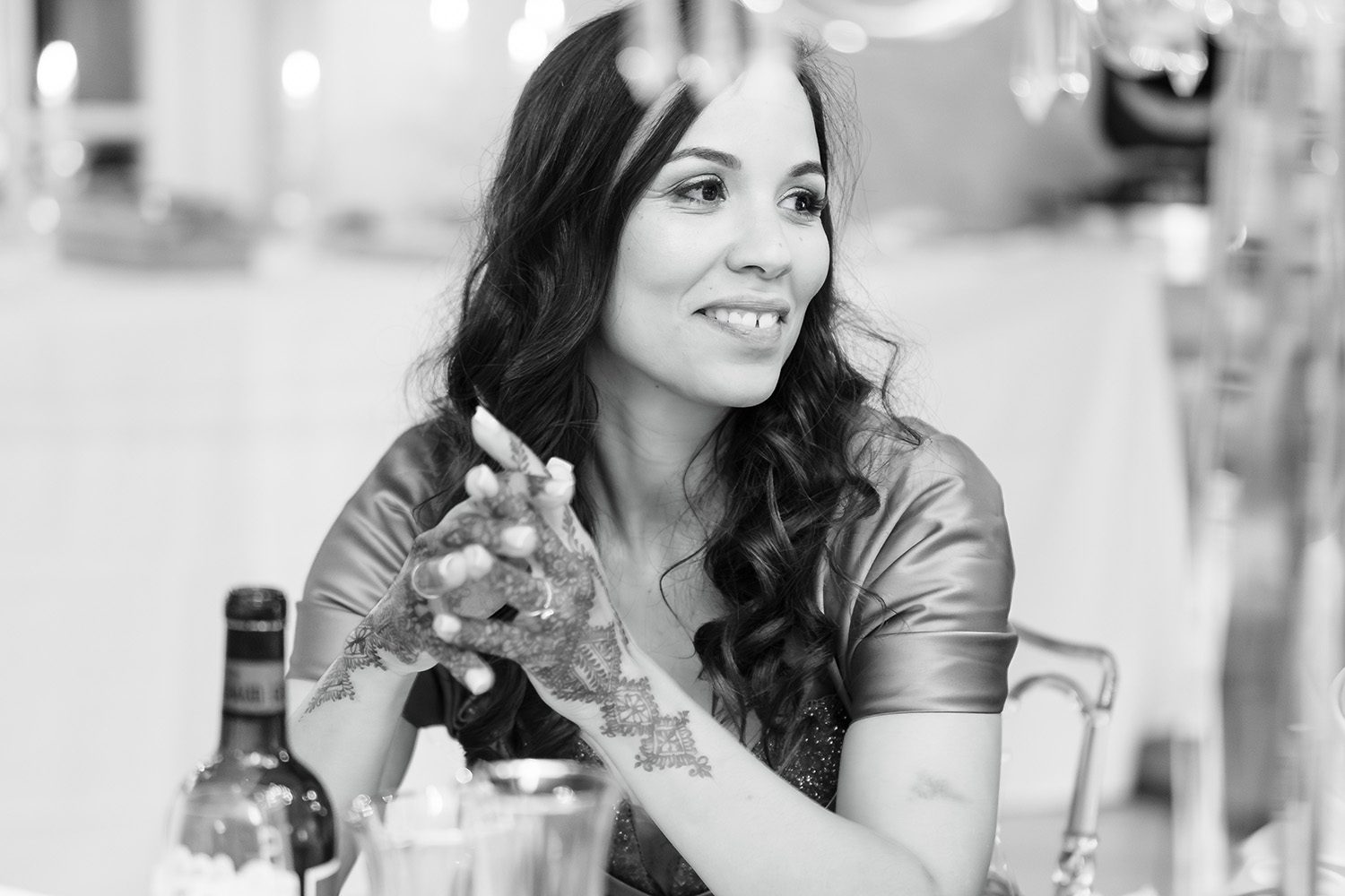 Photographie de la mariée à table pendant le dîner du mariage