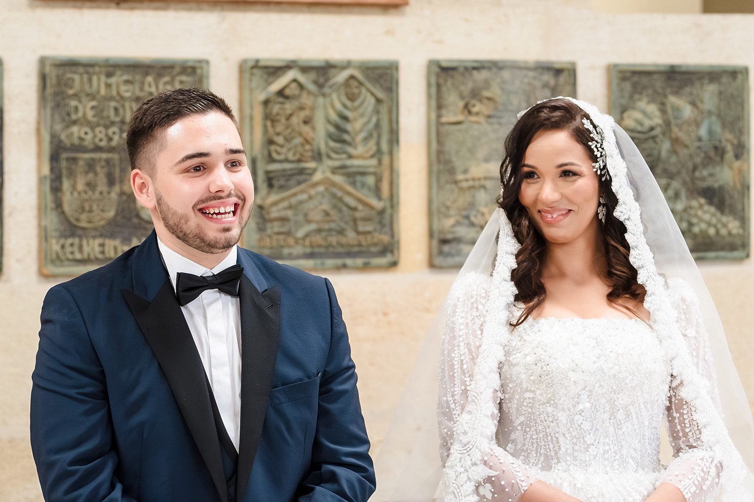 Photographie de Safia et d'Antoine qui sourient pendant la cérémonie civile.