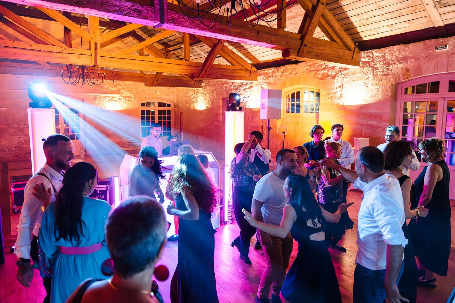 Photographie de la piste de danse dans la salle de réception du Château Goudichaud